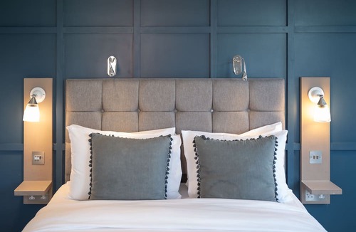 Barnes Bed & Breakfast | The Bridge in Barnes