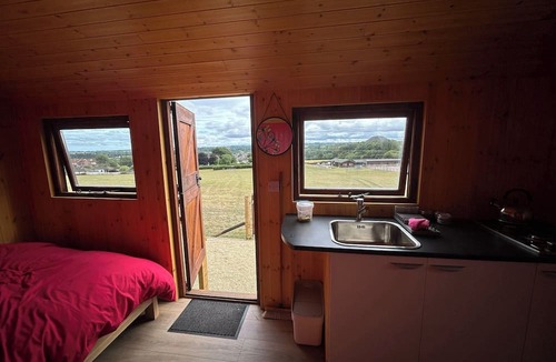 Cameley House | 1 Bed Hut - Sleeps 2 - Parking - Smoking
