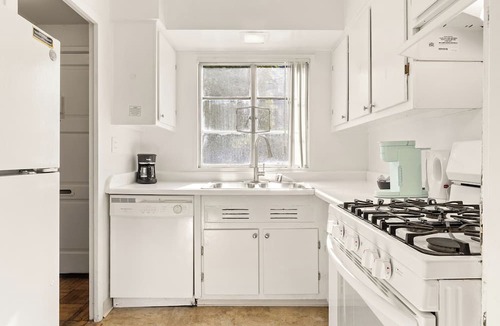 La Brea House | Cozy 2BR Private Condo in West LA