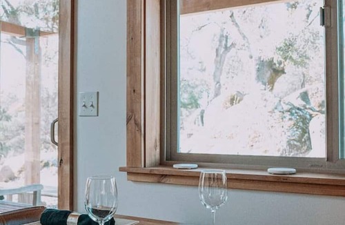 Mariposa House | Cozy & Quiet Couples Getaway Minutes to Yosemite