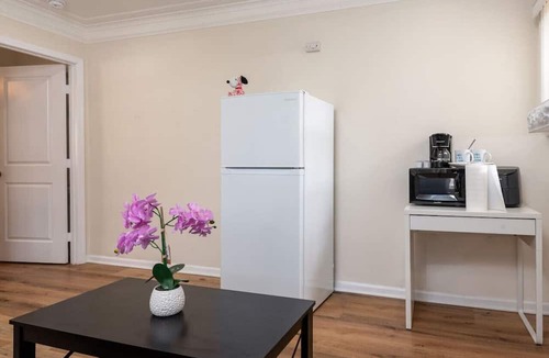 Vernon Apartment | Spacious 1 Bedroom in LA Sleeps 4