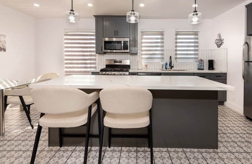 La Brea House | Luxury Spacious 4BD Duplex Upper Unit BeverlyGrove