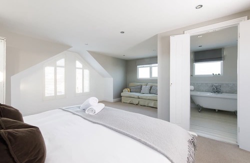 East Wittering House | 4BR Beach House Sleeps 10 - 5 Mins Walk to the Sea
