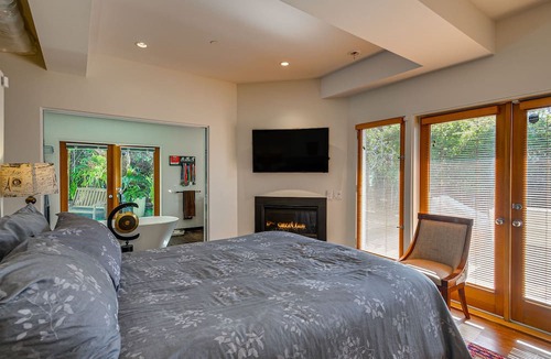 Santa Monica Canyon Apartment | Well-Designed Santa Monica Studio < 1 Mi to Beach