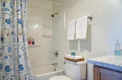 Castle Park House | 3 Bedroom Modern LuxeRetreat w/ BBQ & Billiards