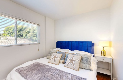 Old Towne Condo | Sunny condo by the beach with a full kitchen, balcony, & water view