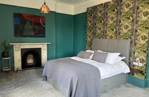 Peninsula House | The Crown Rooms