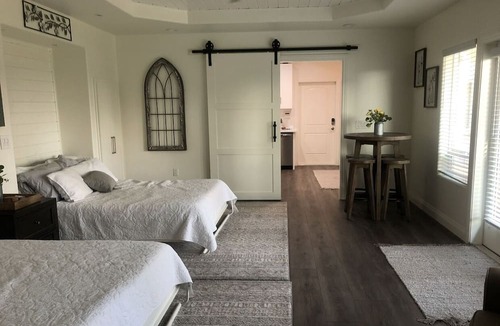 Kingsburg Apartment | Cozy and comfy country guest house