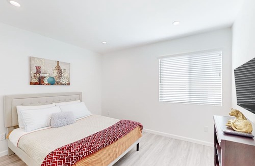 Northridge House | Stylish, sunny retreat with patio & W/D - near golf & theme parks - dog-friendly
