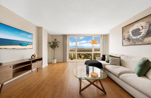 Marina Peninsula Apartment | Marina delRey 1BD Retreat Breathtaking Ocean Views