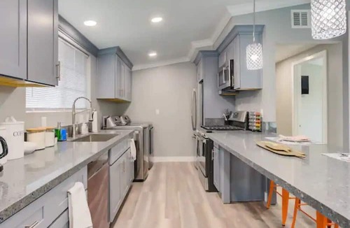 Sherwood Forest and Thistle Development House | Charming 4BD2BR Haven in Anaheim-V