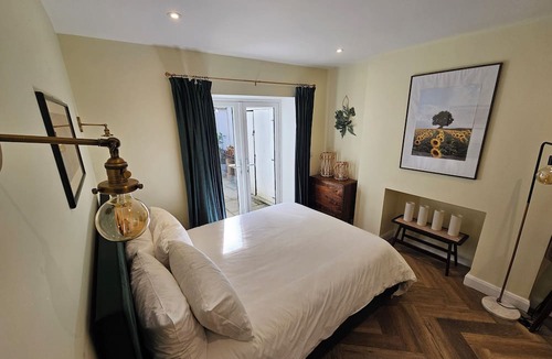 Addison Apartment | Spacious & Renovated 1-bed Garden Flat in London