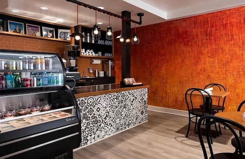 Norma Triangle House | Spacious Unit Close to Sunset Deli ! Pet-Friendly, Rooftop Poolside Bar