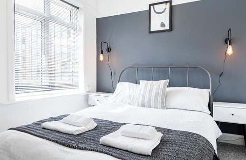 Southampton City Centre Apartment | City Centre 3-Bed Apartment – Sleeps up to 8 guests, with NCP car park next door (pay for parking). Walking distance to the Mayflower Theatre, shops, and transport. Ideal for families, groups, or business stays.