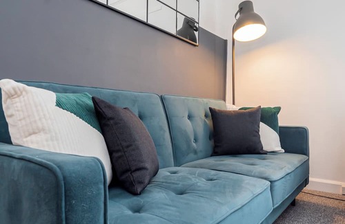 Southampton City Centre Apartment | City Centre 3-Bed Apartment – Sleeps up to 8 guests, with NCP car park next door (pay for parking). Walking distance to the Mayflower Theatre, shops, and transport. Ideal for families, groups, or business stays.