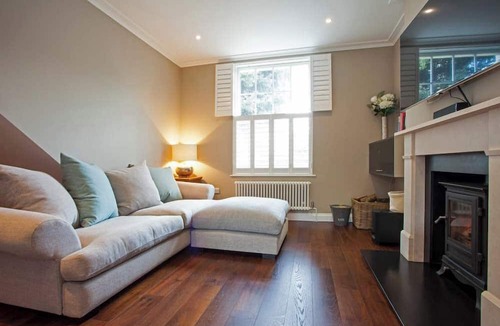 St. Johns Wood Apartment | Luxury Marylebone Flat with Private Garden!