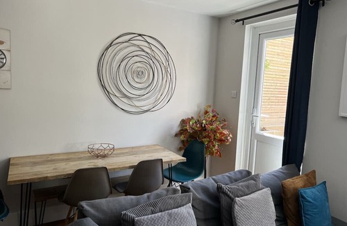 Southsea Apartment | Garden apt - Beach at end of Road Private Parking