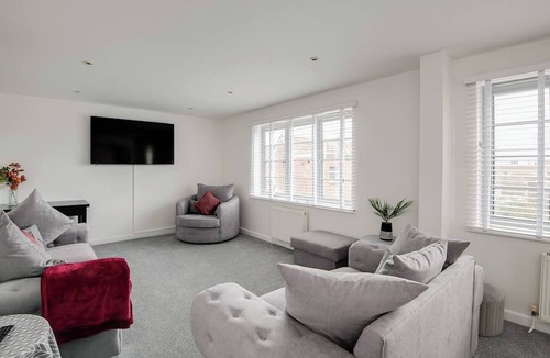 Portsmouth Apartment | Top-floor spacious 3-bedroom apartment with balcony, ideal for small groups seeking a calm, comfortable stay