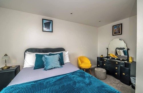 Portsmouth Apartment | Top-floor spacious 3-bedroom apartment with balcony, ideal for small groups seeking a calm, comfortable stay
