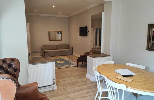 Brondesbury Park Apartment | Lovely apartment-12 minutes tube from Central London,sleeps 6,parking on street