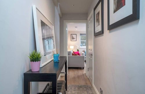 Redcliffe Apartment | Modern 2-bedroom, 2-bathroom apartment in Earl’s Court/Chelsea, just 8 minutes’ walk to the tube. Close to Westfield, Holland Park, Royal Albert Hall, and local cafés — ideal for families, friends, or couples exploring London.
