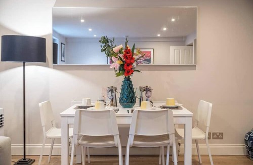Redcliffe Apartment | Modern 2-bedroom, 2-bathroom apartment in Earl’s Court/Chelsea, just 8 minutes’ walk to the tube. Close to Westfield, Holland Park, Royal Albert Hall, and local cafés — ideal for families, friends, or couples exploring London.