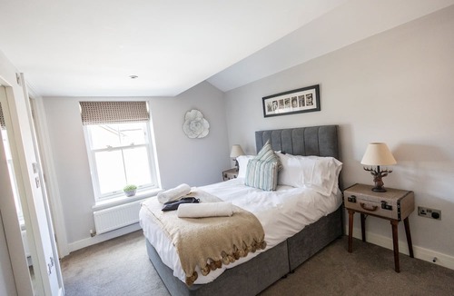 Whitnash Apartment | The Shakespeare Suite Dunara 7 | Leamington Spa Holiday Let | 2 Beds & Sleeps 4