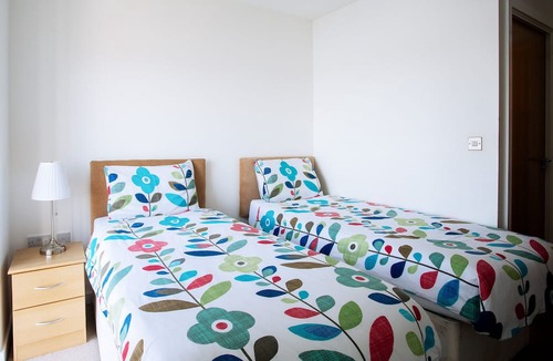 Peninsula Apartment | Modern three bedroom North Greenwich 90