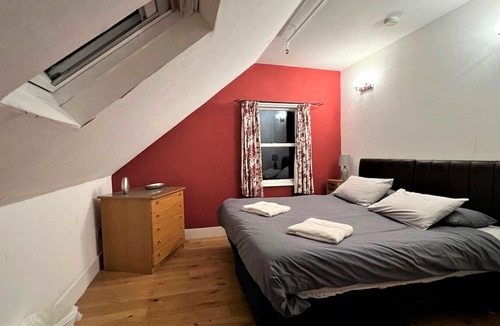 Catford Apartment | Sunny loft apt in London, a perfect base for tourists. Homely with amenities.