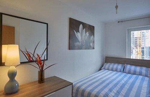 Peninsula Condo | Modern two bedroom apartment near O2 and Excel Ref:077