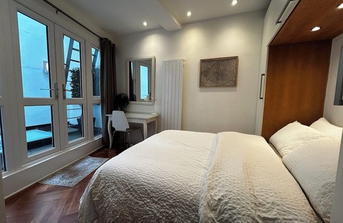 Bayswater Apartment | Stylish Hyde Park 3 bedroom with patio, moments from Kensington Palace