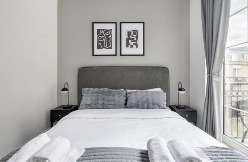 Riverside Apartment | Luxury 2 Bedroom Apartment near London Bridge Sleeps 6 Tube Across Street
