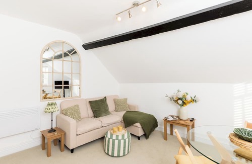 Warwick Town Centre Apartment | Historic 2 Bed in Central Warwick - Pass the Keys