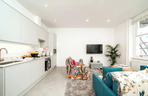 Earl's Court Apartment | Modern 1-bedroom, 1-bathroom apartment in Kensington/Chelsea, just 8 minutes’ walk to Earl’s Court Tube. Close to Westfield, Holland Park, top museums, and local cafés — perfect for couples, solo travellers, or short city stays.