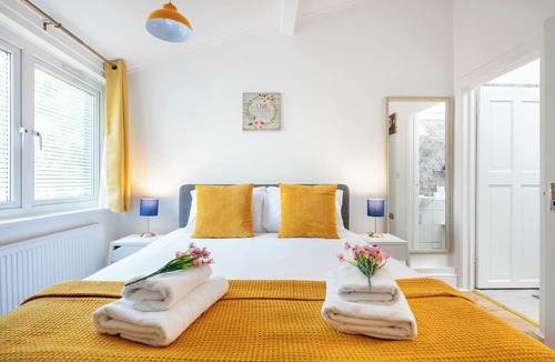 Cathedrals Apartment | Spacious 2BR Apartment in Central London – Sleeps 6 – 2min to Tube