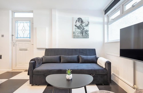 Cathedrals Apartment | Spacious 2BR Apartment in Central London – Sleeps 6 – 2min to Tube