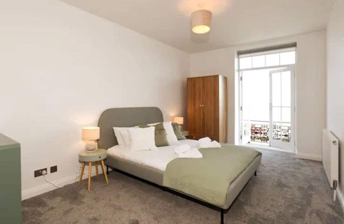 Southsea Condo | Stunning beach front luxury apt w/balcony Sleeps 6