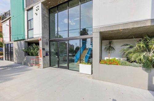 East Hollywood Apartment | Blueground | East Hollywood, pool, nr Griffith Park
