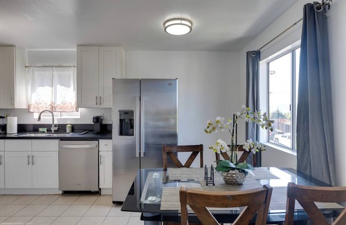 Los Angeles Apartment | 4 Mi to LA Zoo & Griffith Park: Urban Escape!