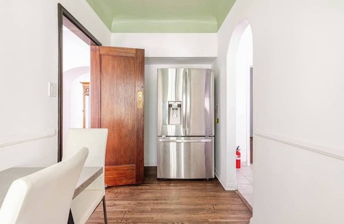 Mid-Wilshire House | Charming 3-bedroom house with WiFi, AC in wonderful Los Angeles