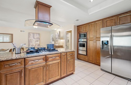 Bonita House | Spacious 6-Bedroom Retreat 、Close to LA Attractions 、BBQ 、Family-Friendly