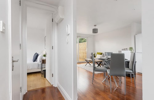 Golders Green Apartment | Cosy Flat w/Free Parking and Balcony Terrace!