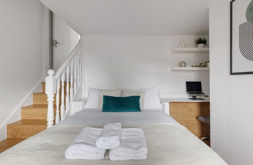 Golders Green Apartment | Cosy Flat w/Free Parking and Balcony Terrace!