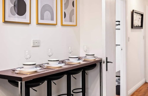 Birmingham City Centre Apartment | The Hallmark 3BR Apt JQ Birmingham, Parking & WiFi