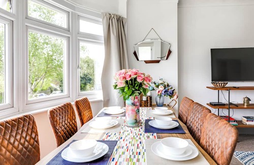 Whittington Apartment | Mill Hill Duplex | 3BR · Balcony · London in 28 Mins
