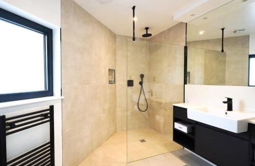 Waterloo Apartment | 2nd Floor, Brand New 2 Bed 2 Bath, With Balcony, Sleeps up to 6, Central London
