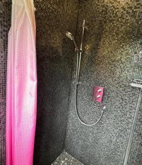 Greenwich House | A deluxe double room with ensuite shower bath room or upgrade to a Cosy double room and private shower room just a 2 minute walk to Train station