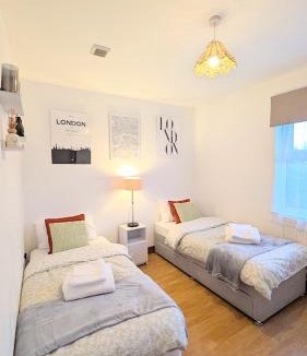 Southampton City Centre Apartment | CJ Maison - "Spacious Family Friendly 2-Bedroom Apartment in the City Centre with free on-site parking, free Wi-Fi"