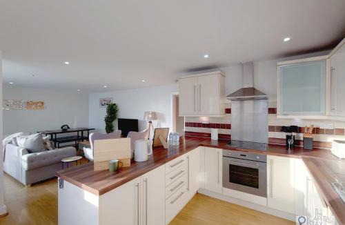 Newham Apartment | Elegant 2-Bedroom Apartment with River Views