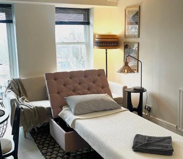 Westbourne Apartment | Stylish Urban Retreat 1BR Sleeps 3